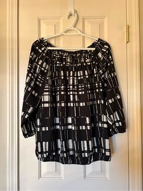 Daisy Fuentes Size Large Black and White Top